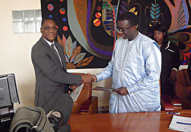 Mamadou L. Ndongo Représentant Résidant régional Banque Africaine de Développement (BAD) et Amadou Bâ, Ministre de l’Economie, des Finances et du Plan, signant l’accord