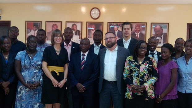 M. Boubacar Baidari DG CESAG au milieu, à sa droite Mme Julie TEYSEN, Conseillère Culturelle de l’Ambassade d’Allemagne, ont posé des actes importants dans la coopération Sénégalo-Allemande, par l’octroi de bourses.