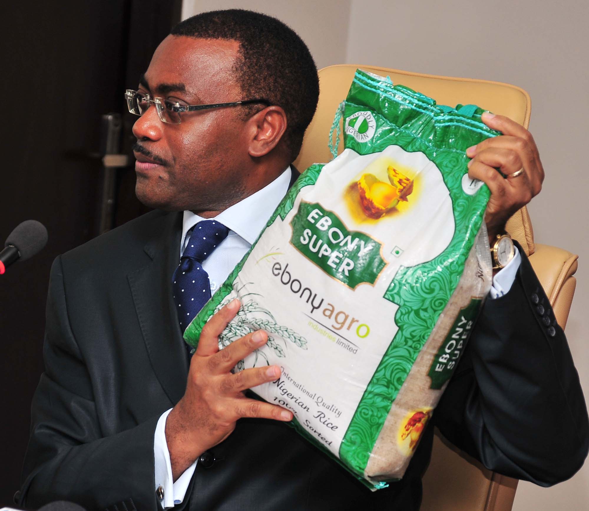 PIC. 14.  MINISTER OF AGRICULTURE AND RURAL DEVELOPMENT, DR AKINWUMI ADESINA,  DISPLAYING EBONY SUPER RICE DURING A NEWS CONFERENCE ON THE JUST CONCLUDED  AGRICULTURAL SHOW IN THE U.S. ON FRIDAY (19/4/12) IN ABUJA.