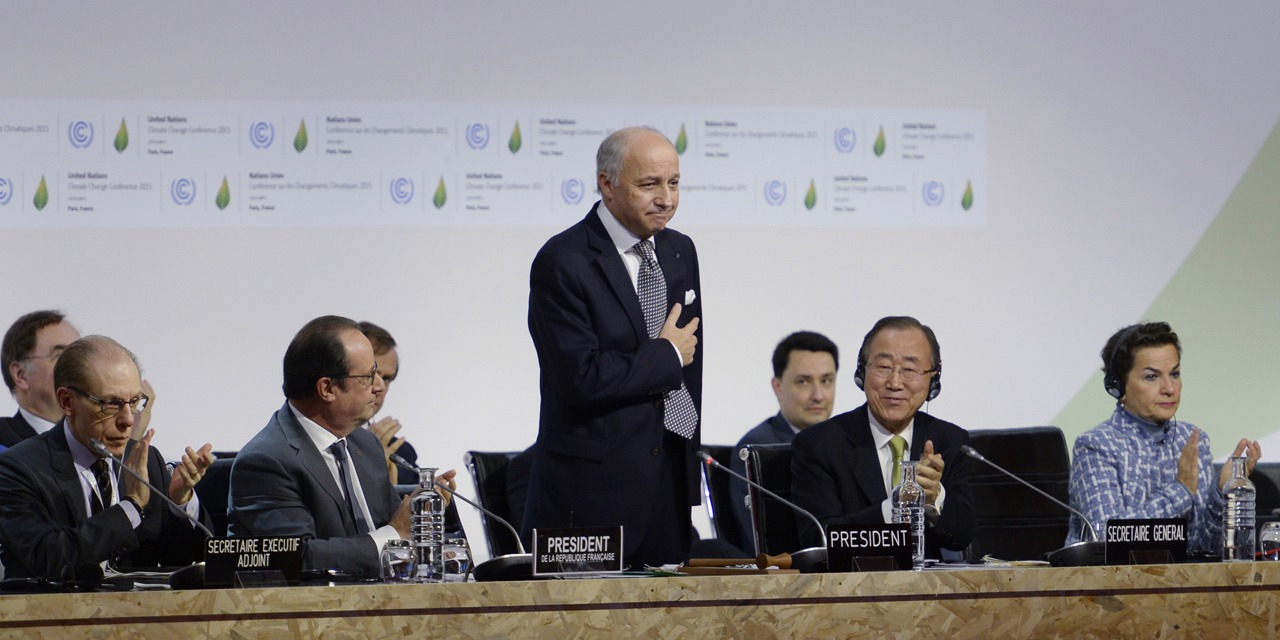 Le Président de la COP21 Laurent Fabius ovationné à la fin des travaux