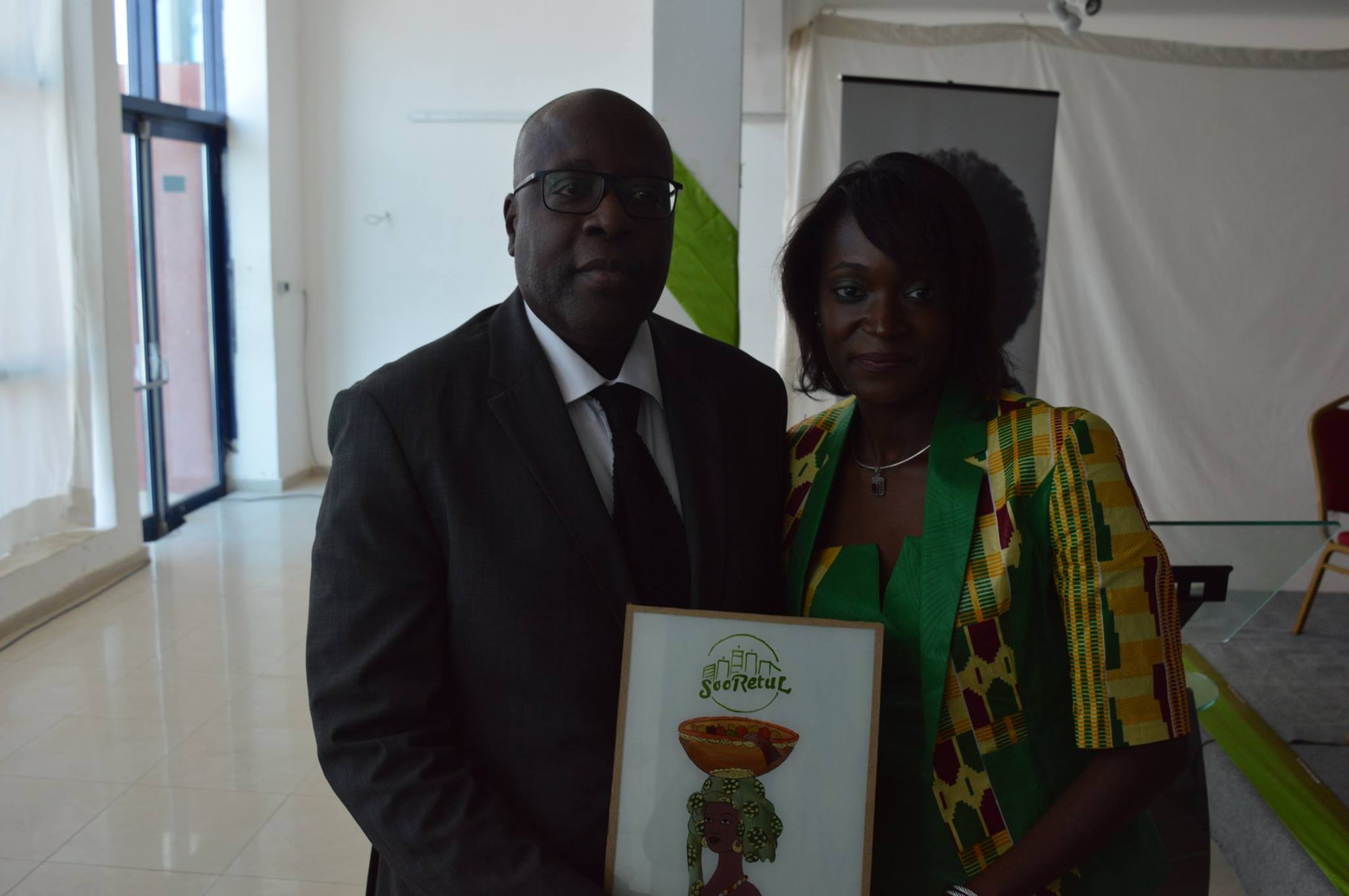 Awa Caba de Sooretul & Abou Karim Mbengue de Sonatel lors de la signature du partenariat